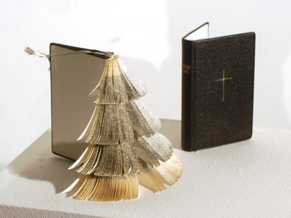 Beautiful image with a Christmas tree built with the Bible to be shared on Facebook and WhatsApp